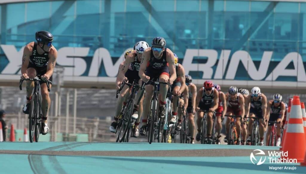 WorldTriathlon/ imagen del ciclismo en Abu Dhabu