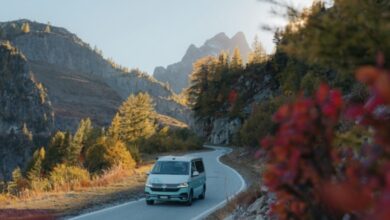 Immagine di un roadsurfer su una strada di montagna