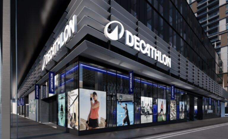 Image d'un magasin Decathlon avec le nouveau logo