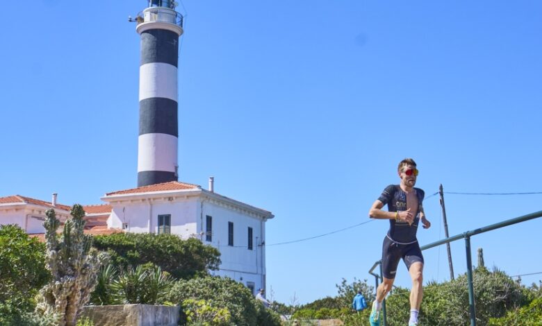 Rafa Babot/ a triathlete at the Portocolom lighthouse