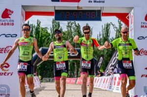 Ein Team, das beim Großen Madrid-Triathlon die Ziellinie erreicht