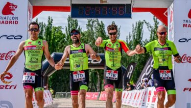 une équipe entrant sur la ligne d'arrivée du Grand Triathlon de Madrid