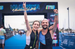 Deux triathlètes à la ligne d'arrivée du Valencia MTRI