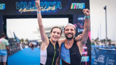 Deux triathlètes à la ligne d'arrivée du Valencia MTRI