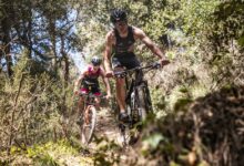 Xterra/ imagen de dos triatletas en la bici