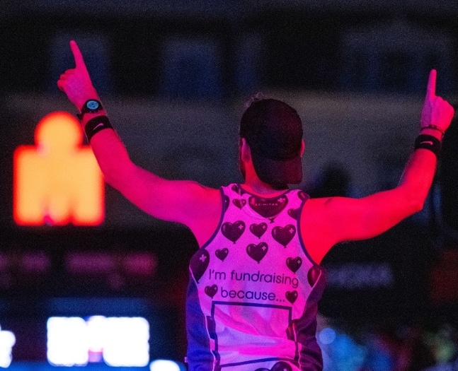 Instagram/ un atleta entrando en meta del IRONMAN Portugal
