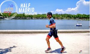 Un triatleta corriendo en la Casa de Campo