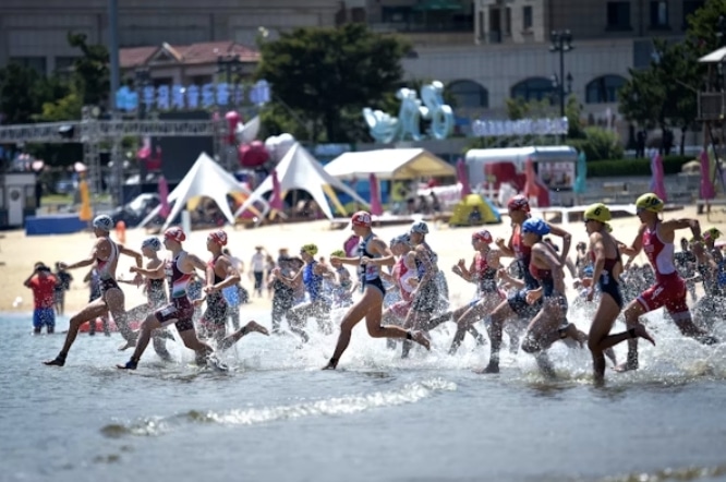 Worldtriathlon/ imagem da largada em Weihai