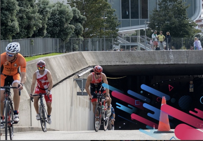 Triatletas en el Triatlón Ciudad de Santander