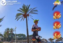 Imagen de un triatleta en el Challenge Peguera
