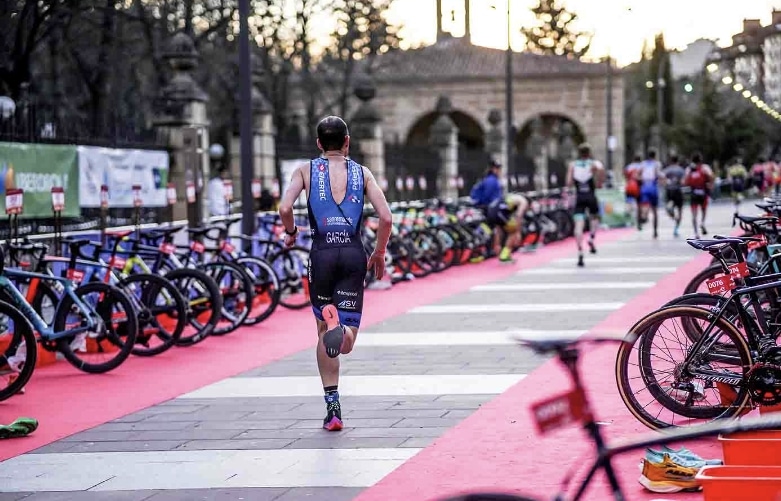 FETRI/ imagen de un duatleta en una transición