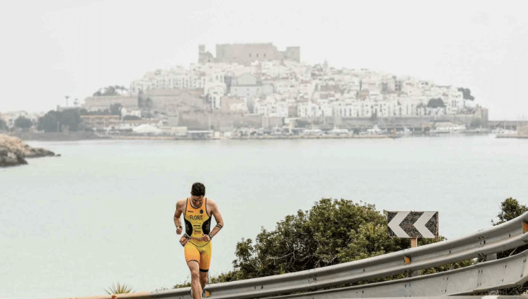 FETRI/ imagen de un triatleta corriendo en Peñiscola