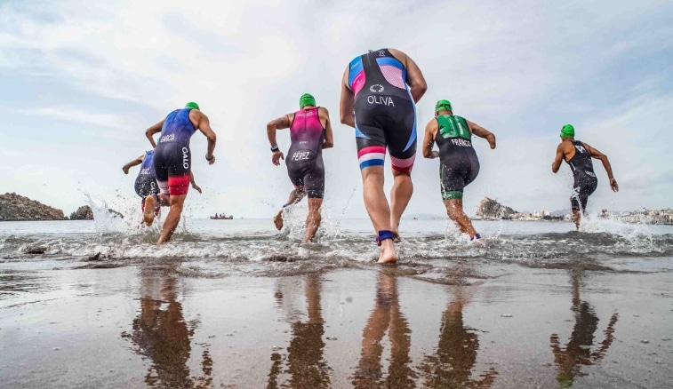 FETRI/ imagen de una salida de un triatlón en Águilas