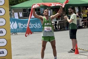 rfea/ Alberto Bravo ganando los 100km