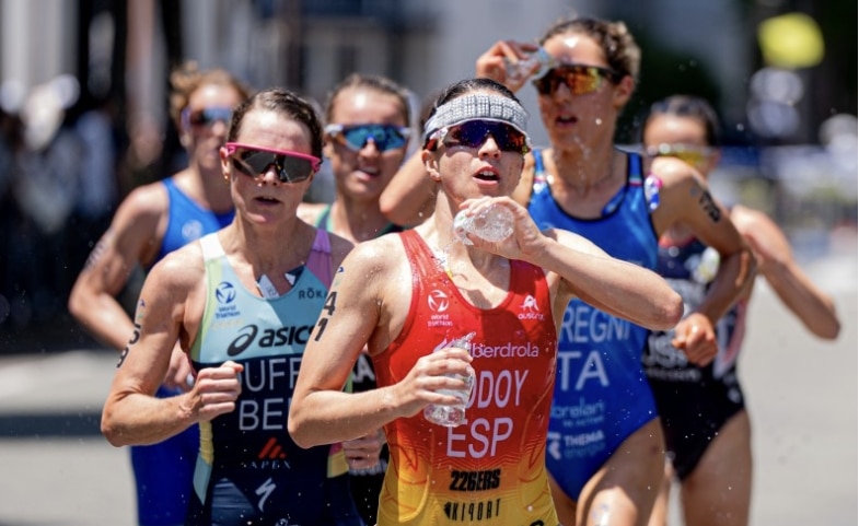 WorldTriathlon/ Miriam Casillas liderando la carrera en Yokohama