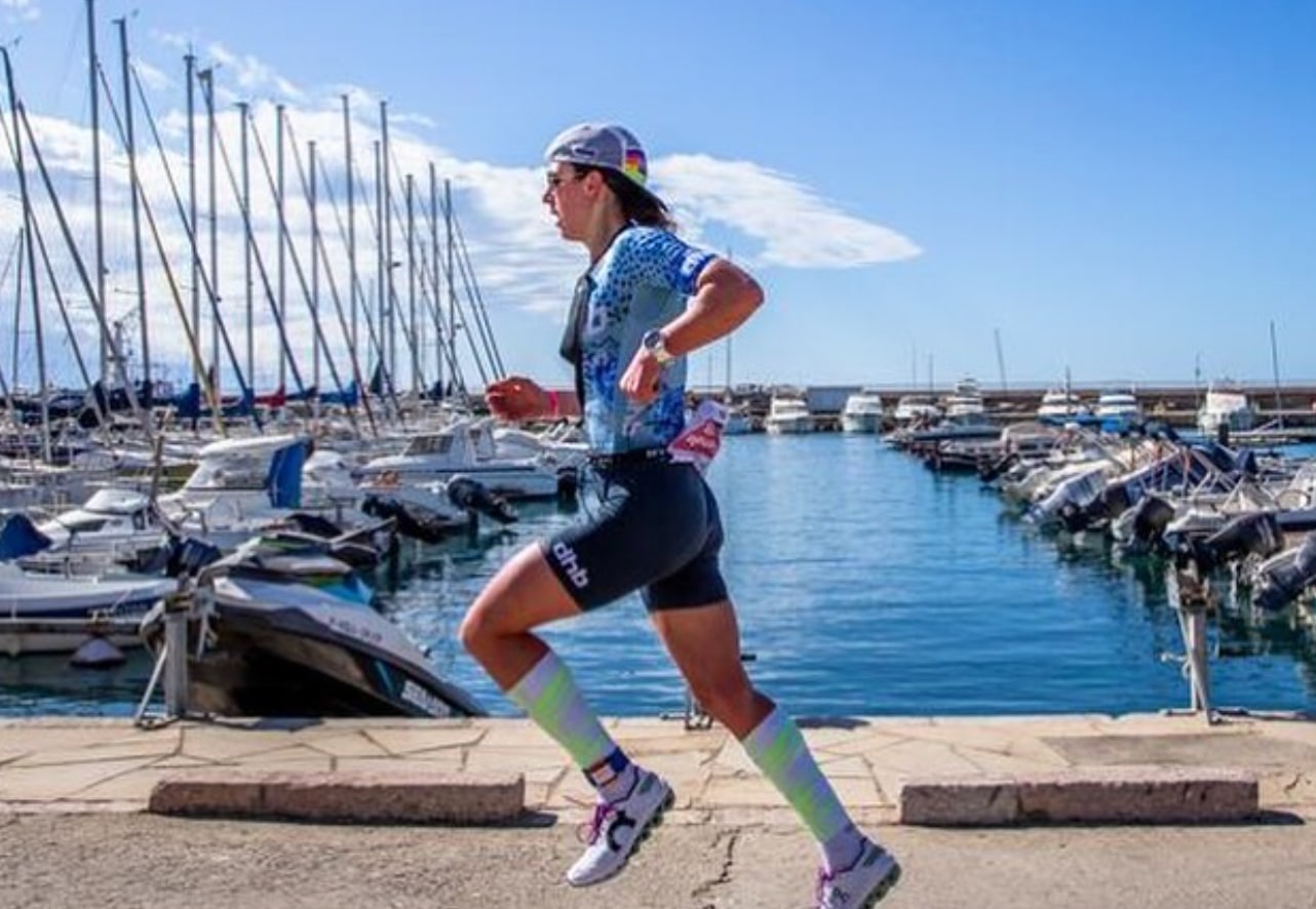 Instagram/ un triatleta corriendo en Challenge Salou