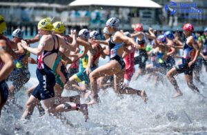 @Worldtriathlon/ Imagen de la salida de la WTCS de Cagliari