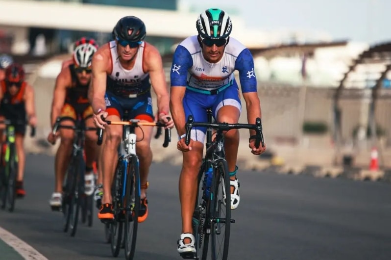 MTRI/ imagen de triatletas en el ciclismo