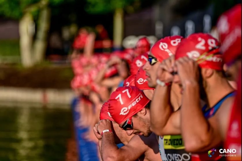 @fotocanosport/ Momento de la salida del Gran Triatlón Madrid