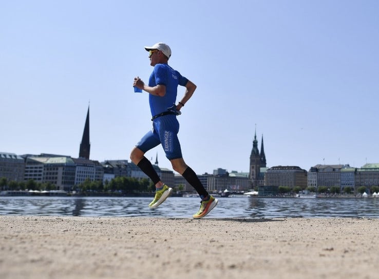 IROMAN/ Un triatleta corriendo en Hamburgo