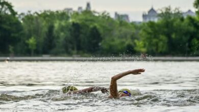 @canofotosports/triatletas nadando en la Casa de Campo