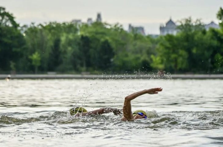 @canofotosports/triatletas nadando en la Casa de Campo