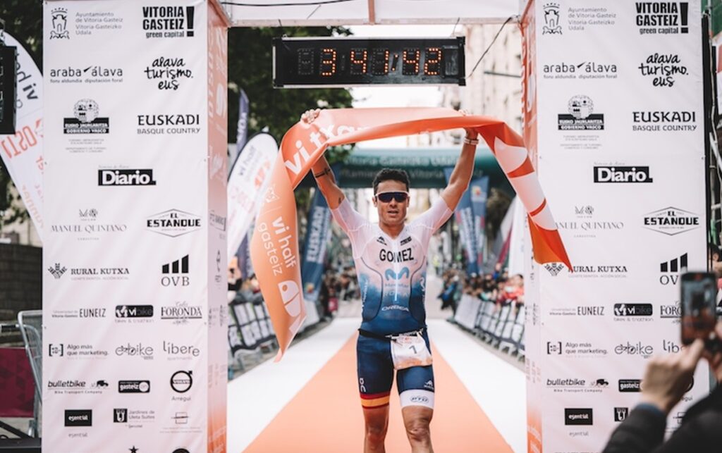 Javier Gómez Noya ganando el OTSO vi half gasteiz 2024