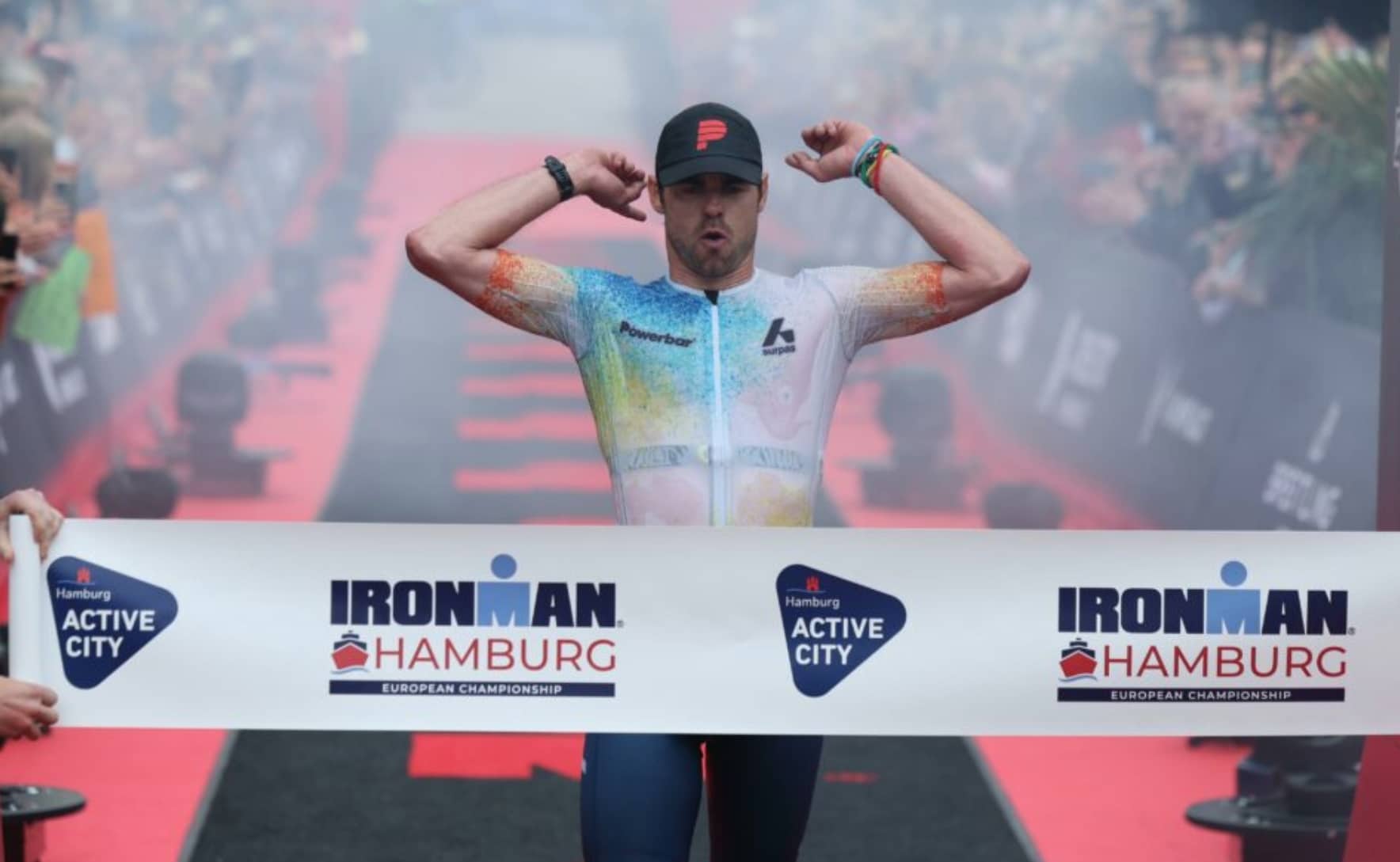 triathlonmagazine/ Lars Wichert entrando en meta del IRONMAN Hamburgo