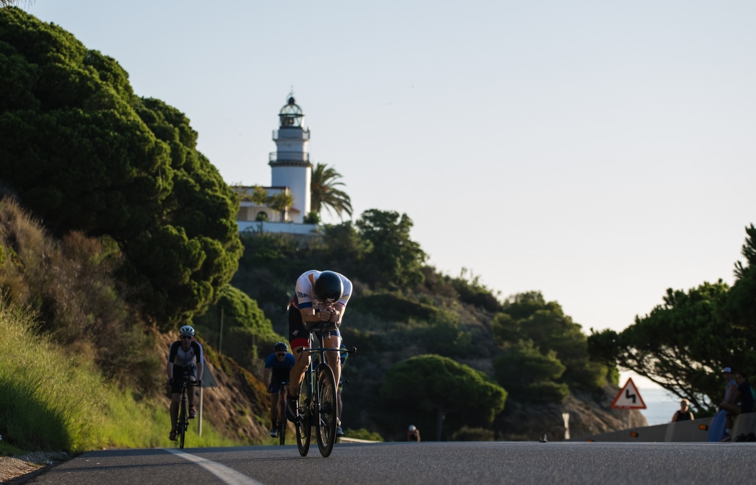 @carlesiturbe/ imagen del ciclismo saliendo de Calella