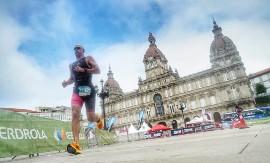 FETRI/ imagen de un triatleta corriendo en A Coruña