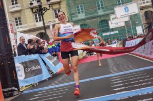 Maite Jiménez ganando en campeonato de España de Triatlón Sprint 2024 en A Coruña