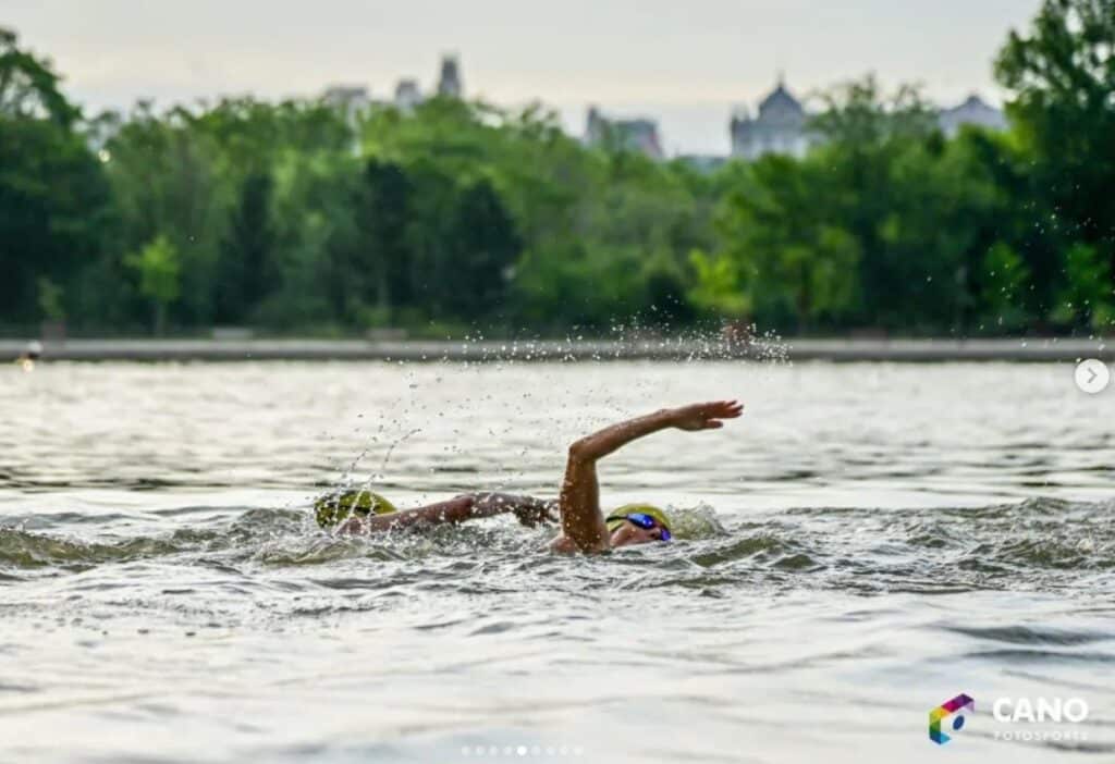 @canofotosport/ un triatleta nadando en la Casa de Campo