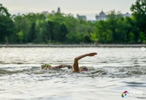 @canofotosport/ un triatleta nadando en la Casa de Campo