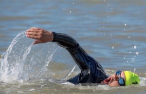 un triatleta nadando en el Desafío Doñana