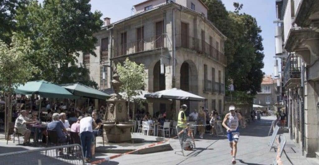 FETRI/ un triatleta corriendo en Pontevedra