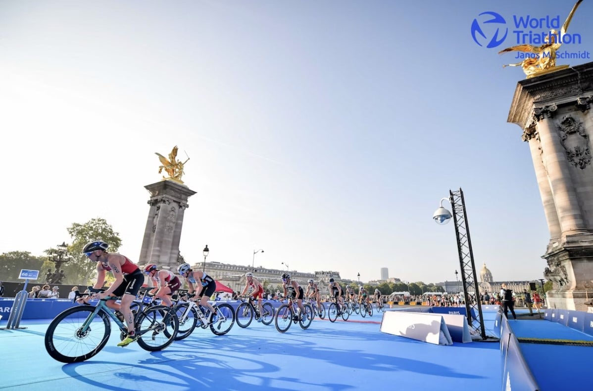 @worldtriathlon/ Imagen del paso del pelotón por la transición