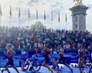 @worldtriathon/ Transición en el triatlón de los Juegos de Paris 2024