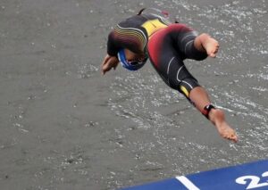@wags.photo/ imagen de una triatleta lanzándose al Sena