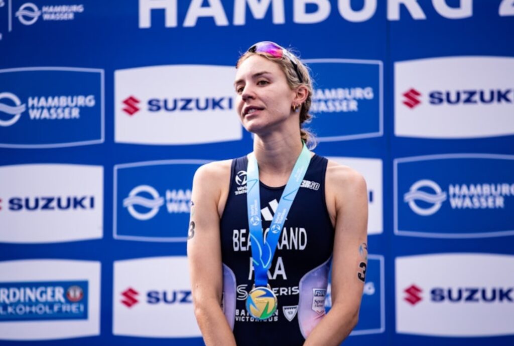 @worldtriathlon/ Cassandre Beaugrand en el pódium de Hamburgo