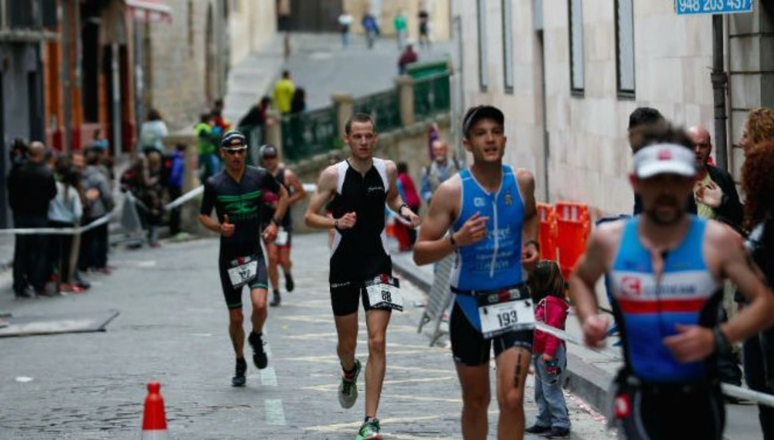 FETRI/ Triatletas corriendo en Pamplona