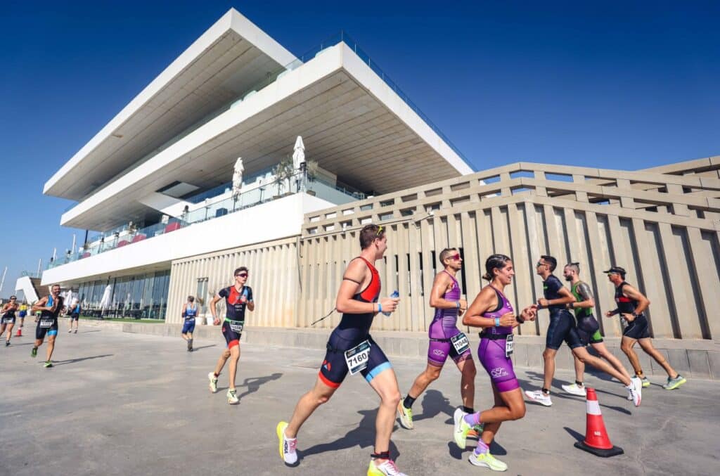 Triatletas corriendo en el MTRI Valencia
