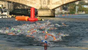 @worldtriathlon/ Triatletas nadando en el Sena en el Test Event