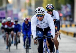 @worldtriathlon/Blummenfelt entrenando en Paris