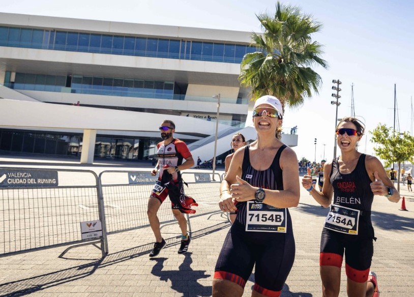 Triatletas corriendo en pruebas MTRI
