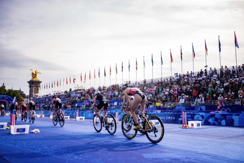 @worldtriathlon/ Imagen de las triatletas pasando por la zona de boxes