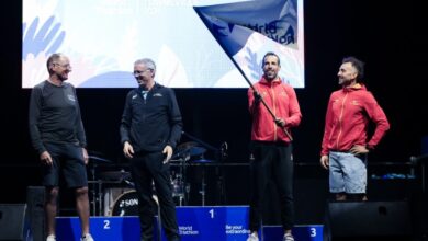 FETRI/Emilio Martín recibiendo la bandera para Pontevedra