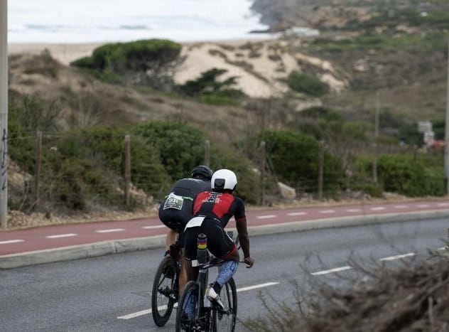 @IRONMAN/ triatletas em ciclismo no IRONMAN 70.3 Portugal