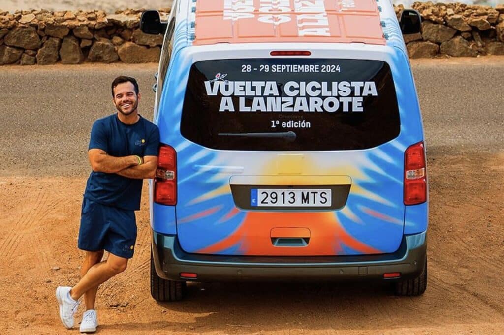 Fabio Cabrera con la furgoneta de la Vuelta Ciclista a Lanzarote