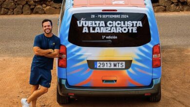 Fabio Cabrera con la furgoneta de la Vuelta Ciclista a Lanzarote