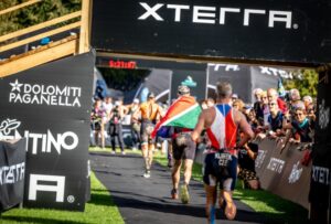 XTERRA/Imágenes de triatletas entrando en meta de un XTERRA